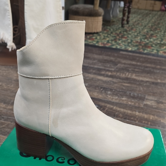 Chocolat Blu Women's White Ankle Booties - Picture 5 of 5